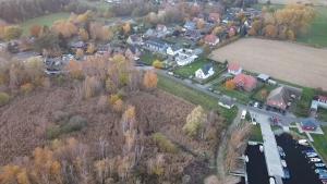Dat-Fischerhuus-Kapitaenskoje-zwischen-Ostsee-und-Bodden-direkt-am-Hafen