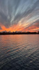 Dat-Fischerhuus-Kapitaenskoje-zwischen-Ostsee-und-Bodden-direkt-am-Hafen