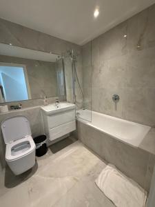 City Airport O2 Arena ExCel Centre Canary Wharf Apartment in London