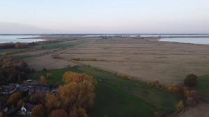 Dat-Fischerhuus-Ankerplatz-zwischen-Bodden-und-Ostsee-in-30-sek-am-Hafen