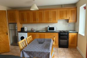 Quiet 2-Bed Suburb Stay, Free Parking & Near City