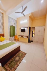 Cosmic Elite Krishiva Hotel Vrindavan - Affordable Rooms at Central Location