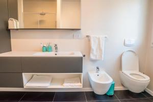 Brand New Design Apt - 2 Rooms 2 Bath 2 Carpark