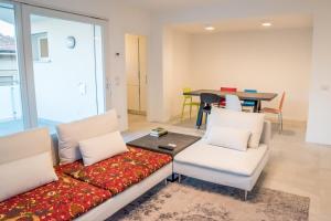 Brand New Design Apt - 2 Rooms 2 Bath 2 Carpark