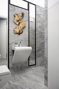 Modern White Moss Apartment Kaunas Center