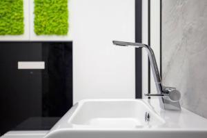 Modern White Moss Apartment Kaunas Center