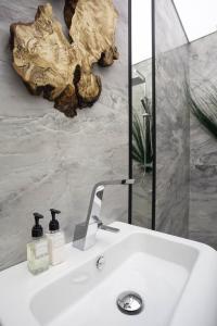 Modern White Moss Apartment Kaunas Center