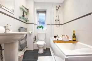 6BR Home Group and Contractors Stay Sleep 9