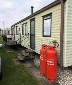L&g caravan hire 79-5 Coral beach 8 berth LEAD PERSON MUST BE OVER 30 MAX 4 ADULTS