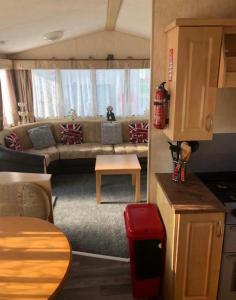 L&g caravan hire 79-5 Coral beach 8 berth LEAD PERSON MUST BE OVER 30 MAX 4 ADULTS