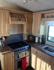 L&g caravan hire 79-5 Coral beach 8 berth LEAD PERSON MUST BE OVER 30 MAX 4 ADULTS