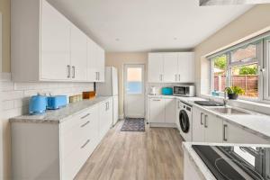 3 Bed House in Windsor, by ARP Homes, Driveway Parking and Big Garden, Close to Castle, Legoland & Town Centre