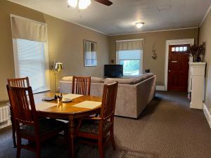 Great Gorge Guesthouse - Walk to the Falls, the Casino andDowntown Restaurants - Across from the Aquarium