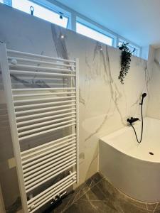 Stylish private-entrance studio with bath and shower near Nijmegen Centre