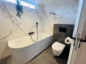 Stylish private-entrance studio with bath and shower near Nijmegen Centre