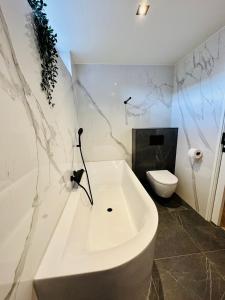 Stylish private-entrance studio with bath and shower near Nijmegen Centre