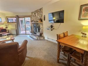 Cozy 1 bed end unit ski in ski out condo