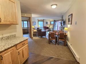 Cozy 1 bed end unit ski in ski out condo