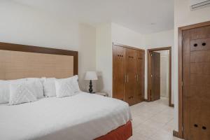 Luxury Beach Condo Walk to Town & Ocean