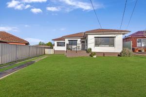 Family-Friendly 3BR Home with Yard at North Ryde