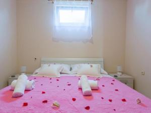 Six Bedroom Holiday House With Pool