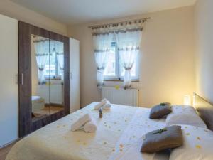 Six Bedroom Holiday House With Pool