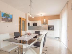 Six Bedroom Holiday House With Pool