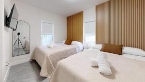 MIA Home Near Brickell Beach Airport Theater Room