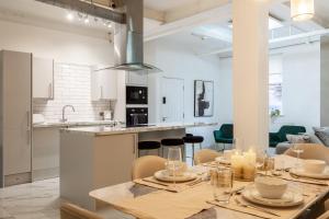 Skyway Luxury Stay with Jacuzzi