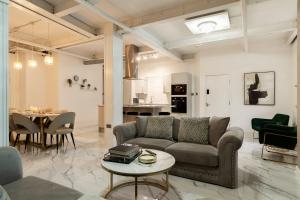 Skyway Luxury Stay with Jacuzzi