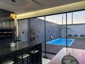 Espaço aconchegante com piscina e area gourmet