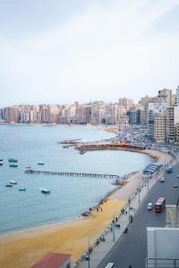 Sea View three bed room High Floor fully AC free WI-FI and parking for familes and same gender group only