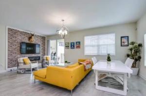 Beautiful TownhouseChampions GateDisney