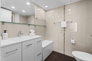 Spacious 3BR with Corner Views in Surfers Paradise by BB Stay