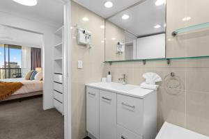 Spacious 3BR with Corner Views in Surfers Paradise by BB Stay