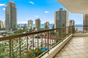 3-BR, 3mins walk to beach, gym, pool, tennis court, free parking!