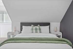 Luxury 5BR Cincinnati, Sleeps 12, Crib, Home Gym, Fenced Backyard