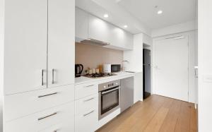 Extravagant Views - Bright & Spacious CBD Sky Escape