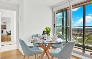 Extravagant Views - Bright & Spacious CBD Sky Escape