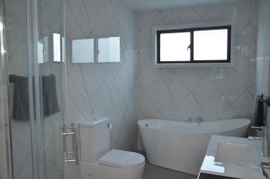 The Leaning Oak Holiday Lifestyles - Lake Conjola