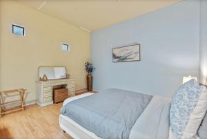 Sleeps 25 • Heated Pool and Spa • Pickleball Court