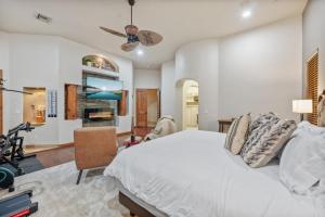 Sleeps 25 • Heated Pool and Spa • Pickleball Court