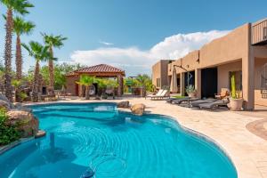 Sleeps 25 • Heated Pool and Spa • Pickleball Court