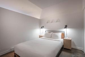 Chic Old Montreal Retreat - Iconic Location