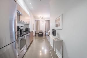 Chic Old Montreal Retreat - Iconic Location