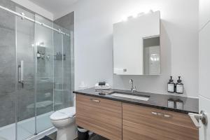 Chic Old Montreal Retreat - Iconic Location