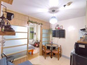 Chill Vibes in Ridgewood near NAIA Terminal 3, BGC and Venice with Lap pool, WIFI and Netflix