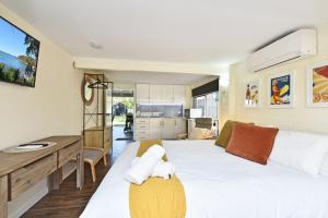 The Jacaranda - Pet Friendly, Air-Con, Wifi, Boat Parking, Large backyard