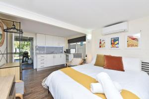 The Jacaranda - Pet Friendly, Air-Con, Wifi, Boat Parking, Large backyard
