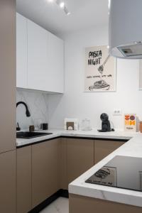 White Face One Cotroceni Entire Apartment with Parking, Fast WiFi, Balcony and self checkin